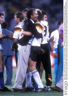 BECKENBAUER Franz Trainer Team Deutschland mit AUGENTHALER FIFA Fussball Weltmeisterschaften 1990 in Italien Finale Deutschland-Argentinien 1 : 0 am 08.07.1990