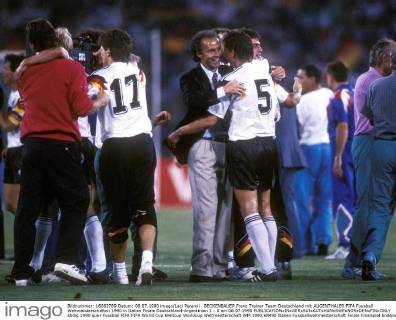BECKENBAUER Franz Trainer Team Deutschland mit AUGENTHALER FIFA Fussball Weltmeisterschaften 1990 in Italien Finale Deutschland-Argentinien 1 : 0 am 08.07.1990