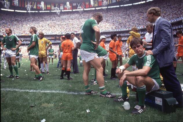 WM 86 in Mexico: Argentinien - Deutschland 3:2 WM Endspiel am 29.06.1986 in Mexico City enttäuschte deutsche Spieler nach der Niederlage (v.L. Dieter Hoeness, Eder, Immel, Briegel, Schumacher, Berthold, Co-Trainer Vogts) HM