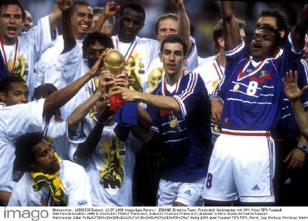 ZIDANE Zinedine Team_Frankreich Weltmeister mit WM_Pokal FIFA Fussball Weltmeisterschaften 1998 in Frankreich FINALE Frankreich_Brasilien Finalspiel Frankreich_Brasilien in Paris Stade de France Fussball Weltmeister Jubel