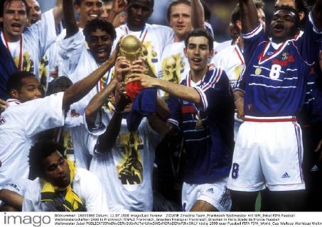 ZIDANE Zinedine Team_Frankreich Weltmeister mit WM_Pokal FIFA Fussball Weltmeisterschaften 1998 in Frankreich FINALE Frankreich_Brasilien Finalspiel Frankreich_Brasilien in Paris Stade de France Fussball Weltmeister Jubel