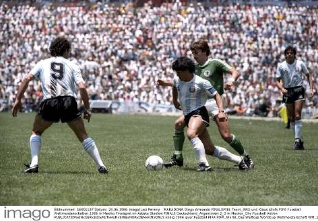 MARADONA Diego Armando FINALSPIEL Team_ARG und Klaus Allofs FIFA Fussball Weltmeisterschaften 1986 in Mexiko Finalspiel im Azteka Stadion FINALE Deutschland_Argentinien 2_3 in Mexiko_City Fussball Aktion