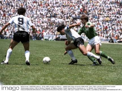 MARADONA Diego Armando FINALSPIEL Team_ARG und Klaus Allofs FIFA Fussball Weltmeisterschaften 1986 in Mexiko Finalspiel im Azteka Stadion FINALE Deutschland_Argentinien 2_3 in Mexiko_City Fussball Aktion