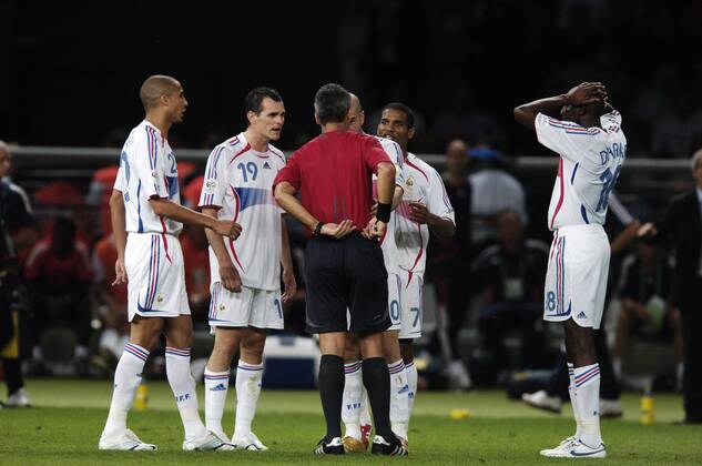 ZIDANE Zinedine Team_Frankreich erhaelt die rote Karte vom Schiedsrichter ELIZONDO Horacio wegen Kopfstosses gegen seinen Gegenspieler MATERAZZI Marco Team Italien FIFA_Fussball Weltmeisterschaften 2006 in Deutschland Fussball Finale Italien-Frankreich im Berliner Olympiastadion