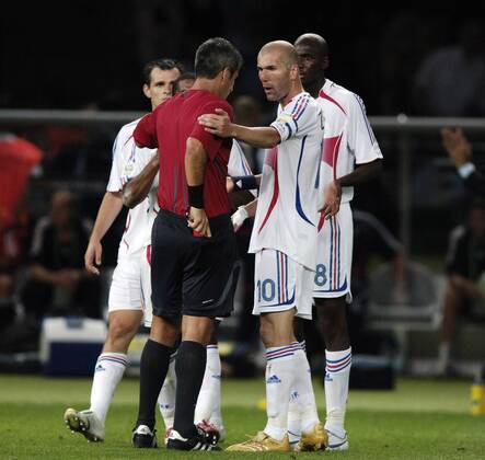 ZIDANE Zinedine Team_Frankreich erhaelt die rote Karte vom Schiedsrichter ELIZONDO Horacio wegen Kopfstosses gegen seinen Gegenspieler MATERAZZI Marco Team Italien FIFA_Fussball Weltmeisterschaften 2006 in Deutschland Fussball Finale Italien-Frankreich im Berliner Olympiastadion