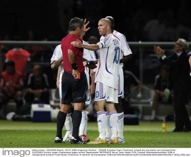ZIDANE Zinedine Team_Frankreich erhaelt die rote Karte vom Schiedsrichter ELIZONDO Horacio wegen Kopfstosses gegen seinen Gegenspieler MATERAZZI Marco Team Italien FIFA_Fussball Weltmeisterschaften 2006 in Deutschland Fussball Finale Italien-Frankreich im Berliner Olympiastadion