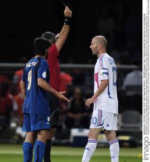 ZIDANE Zinedine Team_Frankreich erhaelt die rote Karte vom Schiedsrichter ELIZONDO Horacio wegen Kopfstosses gegen seinen Gegenspieler MATERAZZI Marco Team Italien FIFA_Fussball Weltmeisterschaften 2006 in Deutschland Fussball Finale Italien-Frankreich im Berliner Olympiastadion