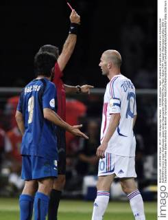 ZIDANE Zinedine Team_Frankreich erhaelt die rote Karte vom Schiedsrichter ELIZONDO Horacio wegen Kopfstosses gegen seinen Gegenspieler MATERAZZI Marco Team Italien FIFA_Fussball Weltmeisterschaften 2006 in Deutschland Fussball Finale Italien-Frankreich im Berliner Olympiastadion 