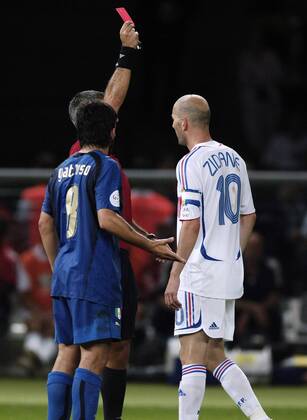 ZIDANE Zinedine Team_Frankreich erhaelt die rote Karte vom Schiedsrichter ELIZONDO Horacio wegen Kopfstosses gegen seinen Gegenspieler MATERAZZI Marco Team Italien FIFA_Fussball Weltmeisterschaften 2006 in Deutschland Fussball Finale Italien-Frankreich im Berliner Olympiastadion