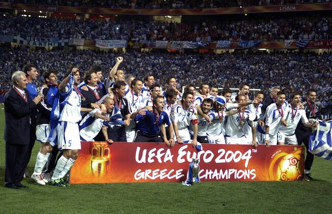 Fußball, EM Finale 2004 in Lissabon, Portugal - Griechenland 0:1 EUROPAMEISTER 2004 Team Griechenland Manschaft Siegeehrung Finale Griechenland - Portugal 1: 0 in Lissabon. Fussball Jubel mit Pokal. UEFA Fussball Europameisterschaften 2004 in Portugal Copyright