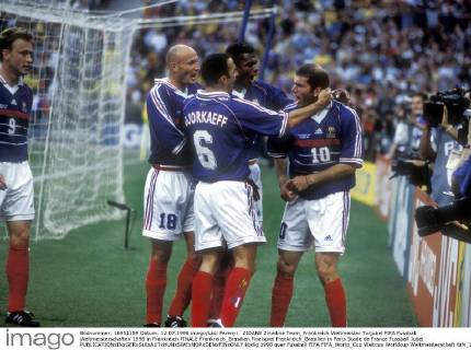 ZIDANE Zinedine Team_Frankreich Weltmeister Torjubel FIFA Fussball Weltmeisterschaften 1998 in Frankreich FINALE Frankreich_Brasilien Finalspiel Frankreich_Brasilien in Paris Stade de France Fussball Jubel