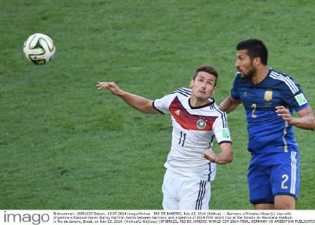 RIO DE JANEIRO, July 13, 2014 (Xinhua) -- Germany s Miroslav Klose (L) vies with Argentina s Ezequiel Garay during the final match between Germany and Argentina of 2014 FIFA World Cup at the Estadio do Maracana Stadium in Rio de Janeiro, Brazil, on July 13, 2014. (Xinhua Li Ga)(pcy) (SP)BRAZIL-RIO DE JANEIRO-WORLD CUP 2014-FINAL-GERMANY VS ARGENTINA