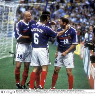 ZIDANE Zinedine Team_Frankreich Weltmeister Torjubel FIFA Fussball Weltmeisterschaften 1998 in Frankreich FINALE Frankreich_Brasilien Finalspiel Frankreich_Brasilien in Paris Stade de France Fussball Jubel