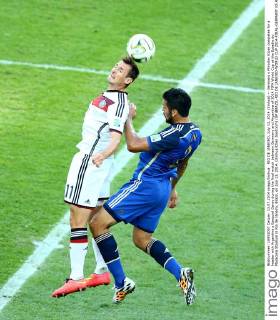 RIO DE JANEIRO, July 13, 2014 (Xinhua) -- Germany s Miroslav Klose competes for a header with Argentina s Ezequiel Garay during the final match between Germany and Argentina of 2014 FIFA World Cup at the Estadio do Maracana Stadium in Rio de Janeiro, Brazil, on July 13, 2014. (Xinhua Chen Jianli)(rh) (SP)BRAZIL-RIO DE JANEIRO-WORLD CUP 2014-FINAL-GERMANY VS ARGENTINA