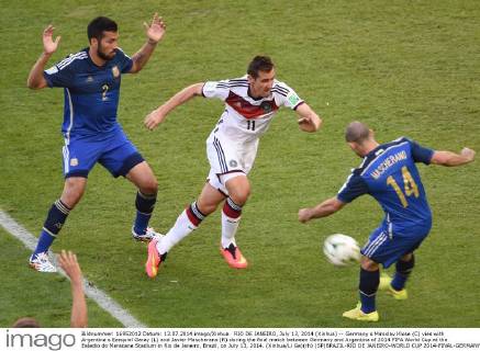RIO DE JANEIRO, July 13, 2014 (Xinhua) -- Germany s Miroslav Klose (C) vies with Argentina s Ezequiel Garay (L) and Javier Mascherano (R) during the final match between Germany and Argentina of 2014 FIFA World Cup at the Estadio do Maracana Stadium in Rio de Janeiro, Brazil, on July 13, 2014. (Xinhua Li Ga)(rh) (SP)BRAZIL-RIO DE JANEIRO-WORLD CUP 2014-FINAL-GERMANY VS ARGENTINA