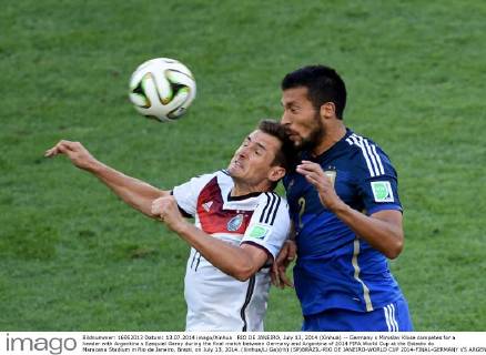 RIO DE JANEIRO, July 13, 2014 (Xinhua) -- Germany s Miroslav Klose competes for a header with Argentina s Ezequiel Garay during the final match between Germany and Argentina of 2014 FIFA World Cup at the Estadio do Maracana Stadium in Rio de Janeiro, Brazil, on July 13, 2014. (Xinhua Li Ga)(rh) (SP)BRAZIL-RIO DE JANEIRO-WORLD CUP 2014-FINAL-GERMANY VS ARGENTINA