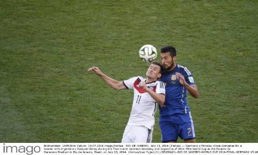 RIO DE JANEIRO, July 13, 2014 (Xinhua) -- Germany s Miroslav Klose competes for a header with Argentina s Ezequiel Garay during the final match between Germany and Argentina of 2014 FIFA World Cup at the Estadio do Maracana Stadium in Rio de Janeiro, Brazil, on July 13, 2014. (Xinhua Liao Yujie)(rh) (SP)BRAZIL-RIO DE JANEIRO-WORLD CUP 2014-FINAL-GERMANY VS ARGENTINA
