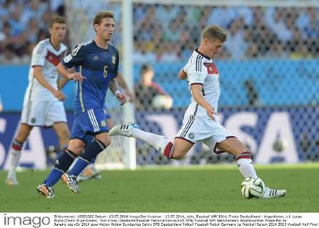 13.07.2014, xbtx, Fussball WM 2014, Finale Deutschland - Argentinien, v.l. Lucas Biglia (Team Argentinien), Toni Kroos (Deutsche Fussball Nationalmannschaft DFB)