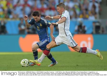 13.07.2014, xbtx, Fussball WM 2014, Finale Deutschland - Argentinien, v.l. Lionel Messi (Team Argentinien), Bastian Schweinsteiger (Deutsche Fussball Nationalmannschaft DFB)