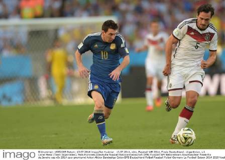 13.07.2014, xbtx, Fussball WM 2014, Finale Deutschland - Argentinien, v.l. Lionel Messi (Team Argentinien), Mats Hummels (Deutsche Fussball Nationalmannschaft DFB)