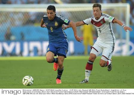 13.07.2014, xbtx, Fussball WM 2014, Finale Deutschland - Argentinien, v.l. Enzo Perez (Team Argentinien), Mesut Oezil (Deutsche Fussball Nationalmannschaft DFB)