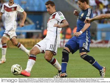 RIO DE JANEIRO, July 13, 2014 (Xinhua) -- Germany s Miroslav Klose (L, front) passes the ball against Argentina s Lucas Biglia during the final match between Germany and Argentina of 2014 FIFA World Cup at the Estadio do Maracana Stadium in Rio de Janeiro, Brazil, on July 13, 2014. (Xinhua Yang Lei)(pcy) (SP)BRAZIL-RIO DE JANEIRO-WORLD CUP 2014-FINAL-GERMANY VS ARGENTINA