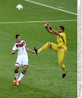 RIO DE JANEIRO, July 13, 2014 (Xinhua) -- Germany s Miroslav Klose vies with Argentina s goalkeeper Sergio Romero during the final match between Germany and Argentina of 2014 FIFA World Cup at the Estadio do Maracana Stadium in Rio de Janeiro, Brazil, on July 13, 2014. (Xinhua Lui Siu Wai)(rh) (SP)BRAZIL-RIO DE JANEIRO-WORLD CUP 2014-FINAL-GERMANY VS ARGENTINA
