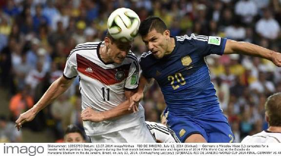 RIO DE JANEIRO, July 13, 2014 (Xinhua) -- Germany s Miroslav Klose (L) competes for a header with Argentina s Sergio Aguero during the final match between Germany and Argentina of 2014 FIFA World Cup at the Estadio do Maracana Stadium in Rio de Janeiro, Brazil, on July 13, 2014. (Xinhua Yang Lei)(pcy) (SP)BRAZIL-RIO DE JANEIRO-WORLD CUP 2014-FINAL-GERMANY VS ARGENTINA