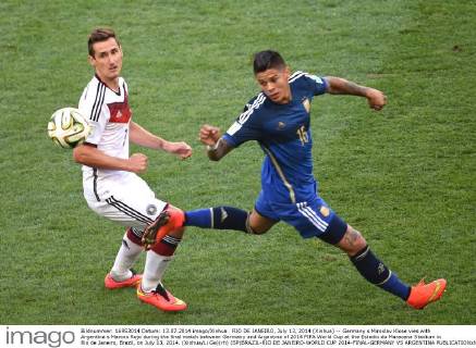 RIO DE JANEIRO, July 13, 2014 (Xinhua) -- Germany s Miroslav Klose vies with Argentina s Marcos Rojo during the final match between Germany and Argentina of 2014 FIFA World Cup at the Estadio do Maracana Stadium in Rio de Janeiro, Brazil, on July 13, 2014. (Xinhua Li Ga)(rh) (SP)BRAZIL-RIO DE JANEIRO-WORLD CUP 2014-FINAL-GERMANY VS ARGENTINA