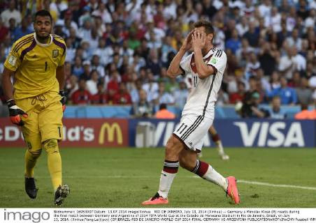 RIO DE JANEIRO, July 13, 2014 (Xinhua) -- Germany s Miroslav Klose (R) reacts during the final match between Germany and Argentina of 2014 FIFA World Cup at the Estadio do Maracana Stadium in Rio de Janeiro, Brazil, on July 13, 2014. (Xinhua Yang Lei)(pcy) (SP)BRAZIL-RIO DE JANEIRO-WORLD CUP 2014-FINAL-GERMANY VS ARGENTINA