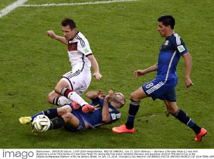 RIO DE JANEIRO, July 13, 2014 (Xinhua) -- Germany s Miroslav Klose (L) vies with Argentina s Javier Mascherano (C) and Enzo Perez (R) during the final match between Germany and Argentina of 2014 FIFA World Cup at the Estadio do Maracana Stadium in Rio de Janeiro, Brazil, on July 13, 2014. (Xinhua Lui Siu Wai)(rh) (SP)BRAZIL-RIO DE JANEIRO-WORLD CUP 2014-FINAL-GERMANY VS ARGENTINA