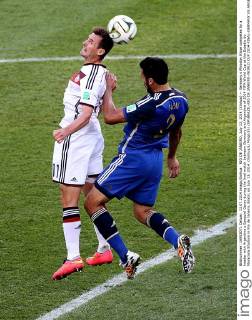 RIO DE JANEIRO, July 13, 2014 (Xinhua) -- Germany s Miroslav Klose competes for a header with Argentina s Ezequiel Garay during the final match between Germany and Argentina of 2014 FIFA World Cup at the Estadio do Maracana Stadium in Rio de Janeiro, Brazil, on July 13, 2014. (Xinhua Li Ming)(rh) (SP)BRAZIL-RIO DE JANEIRO-WORLD CUP 2014-FINAL-GERMANY VS ARGENTINA