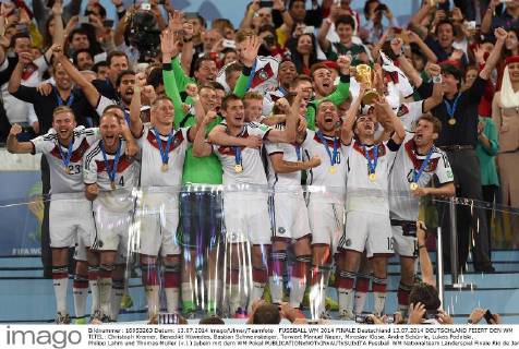 FUSSBALL WM 2014 FINALE Deutschland 13.07.2014 DEUTSCHLAND FEIERT DEN WM TITEL: Christoph Kramer, Benedikt Höwedes, Bastian Schweinsteiger, Torwart Manuel Neuer, Miroslav Klose, Andre Schürrle, Lukas Podolski, Philipp Lahm und Thomas Müller (v.l.) jubeln mit dem WM Pokal