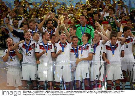 Bastian Schweinsteiger (GER) mit dem WM-Pokal DEUTSCHLAND, Finale, WM 2014, 13.07.2014 EP_CEZ
