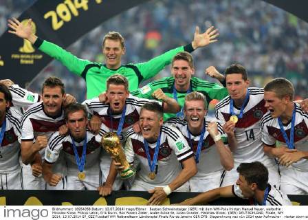 Bastian Schweinsteiger (GER) mit dem WM-Pokal hinten Manuel Neuer, weiterhin: Miroslav Klose, Philipp Lahm, Erik Durm, Ron Robert Zieler, Andre Schürrle, Julian Draxler, Matthias Ginter, (GER) DEUTSCHLAND, Finale, WM 2014, 13.07.2014 EP_CEZ