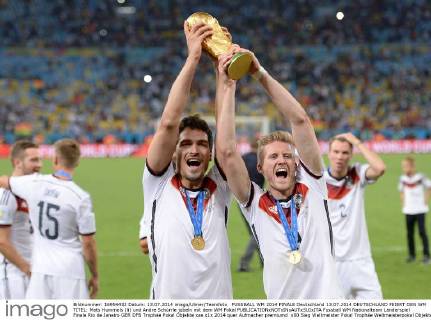 FUSSBALL WM 2014 FINALE Deutschland 13.07.2014 DEUTSCHLAND FEIERT DEN WM TITEL: Mats Hummels (li) und Andre Schürrle jubeln mit dem WM Pokal