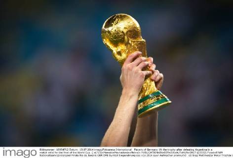 Players of Germany lift the trophy after defeating Argentina in a match valid for the final of the World Cup. ( x(725)xMarceloxMachadoxdexMelox x  (25552)