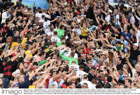 FUSSBALL WM 2014 FINALE Deutschland - Argentinien 13.07.2014 DEUTSCHLAND FEIERT DEN WM TITEL:Die deutsche Mannschaft auf dem Weg zum Podium