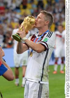 FUSSBALL WM 2014 FINALE Deutschland 13.07.2014 DEUTSCHLAND FEIERT DEN WM TITEL 2014: Bastian Schweinsteiger kuesst den WM Pokal