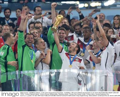 FUSSBALL WM 2014 FINALE Deutschland 13.07.2014 DEUTSCHLAND FEIERT DEN WM TITEL: Torwart Manuel Neuer, Torwart Roman Weidenfeller, Matthias Ginter, Torwart Ron-Robert Zieler, Philipp Lahm, Jerome Boateng, Erik Durm (v.l.) jubeln mit dem WM Pokal