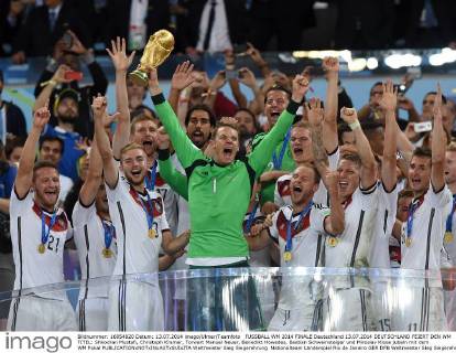 FUSSBALL WM 2014 FINALE Deutschland 13.07.2014 DEUTSCHLAND FEIERT DEN WM TITEL: Shkodran Mustafi, Christoph Kramer, Torwart Manuel Neuer, Benedikt Höwedes, Bastian Schweinsteiger und Miroslav Klose jubeln mit dem WM Pokal