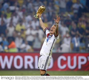 Bastian Schweinsteiger , Deutschland Weltmeister mit Pokal - FIFA Fussball Weltmeisterschaft 2014. Finale am 13.Juli 2014 in Rio de Janeiro 