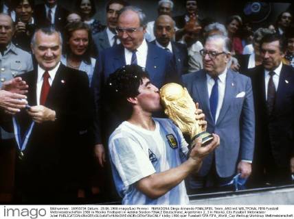 MARADONA Diego Armando FINALSPIEL Team_ARG mit WELTPOKAL FIFA Fussball Weltmeisterschaften 1986 in Mexiko Finalspiel im Azteka Stadion FINALE Deutschland_Argentinien 2_3 in Mexiko_City Fussball Weltmeister Jubel