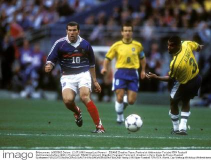 ZIDANE Zinedine Team_Frankreich Weltmeister Torjubel FIFA Fussball Weltmeisterschaften 1998 in Frankreich FINALE Frankreich_Brasilien Finalspiel Frankreich_Brasilien in Paris Stade de France Fussball Spielszene