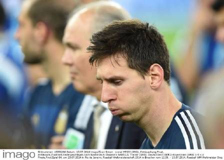 Lionel MESSI (ARG) ,Enttäuschung,Frust, enttäuscht,frustriert,niedergeschlagen,nach Spielende,hi:Alejandro SABELLA, Trainer (ARG). Deutschland (GER))-Argentinien (ARG) 1-0 n.V Finale,Final,Spiel 64, am 13.07.2014 in Rio de Janeiro. Fussball Weltmeisterschaft 2014 in Brasilien vom 12.06. - 13.07.2014.