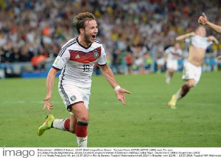 Torjubel Mario GÖTZE;GÖTZE (GER) nach Tor zum 1-0,Jubel,Freude,Begeisterung,,Aktion,Einzelbild,angeschnittenes Einzelmotiv,Halbfigur,halbe Figur. Deutschland (GER))-Argentinien (ARG) 1-0 n.V Finale,Final,Spiel 64, am 13.07.2014 in Rio de Janeiro. Fussball Weltmeisterschaft 2014 in Brasilien vom 12.06. - 13.07.2014.