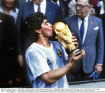 MARADONA Diego Armando FINALSPIEL Team_ARG mit WELTPOKAL FIFA Fussball Weltmeisterschaften 1986 in Mexiko Finalspiel im Azteka Stadion FINALE Deutschland_Argentinien 2_3 in Mexiko_City Fussball Weltmeister Jubel