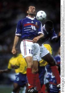 ZIDANE Zinedine Team_Frankreich Weltmeister FIFA Fussball Weltmeisterschaften 1998 in Frankreich FINALE Frankreich_Brasilien Finalspiel Frankreich_Brasilien in Paris Stade de France Fussball Spielszene