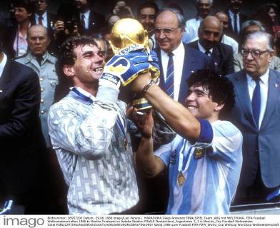 MARADONA Diego Armando FINALSPIEL Team_ARG mit WELTPOKAL FIFA Fussball Weltmeisterschaften 1986 in Mexiko Finalspiel im Azteka Stadion FINALE Deutschland_Argentinien 2_3 in Mexiko_City Fussball Weltmeister Jubel