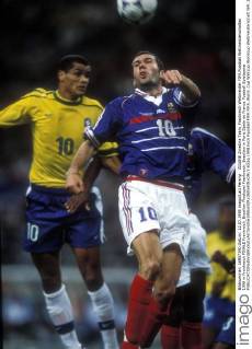 ZIDANE Zinedine Team_Frankreich Weltmeister FIFA Fussball Weltmeisterschaften 1998 in Frankreich FINALE Frankreich_Brasilien Finalspiel Frankreich_Brasilien in Paris Stade de France Fussball Spielszene